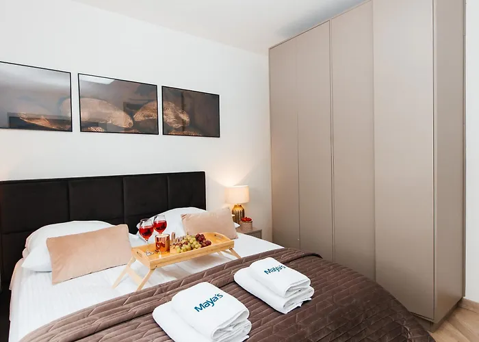 Maya's Flats & 105 - Przestronny Apartamen