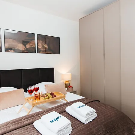 Maya's Flats & 105 - Przestronny Apartamen