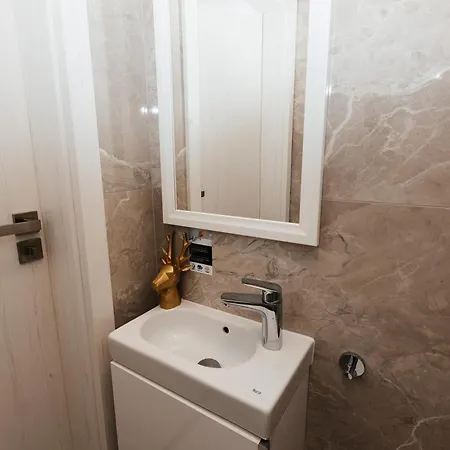 Maya's Flats & 105 - Przestronny Apartamen