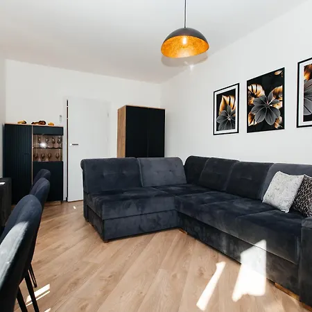 Maya's Flats & 105 - Przestronny Apartamen Apartman