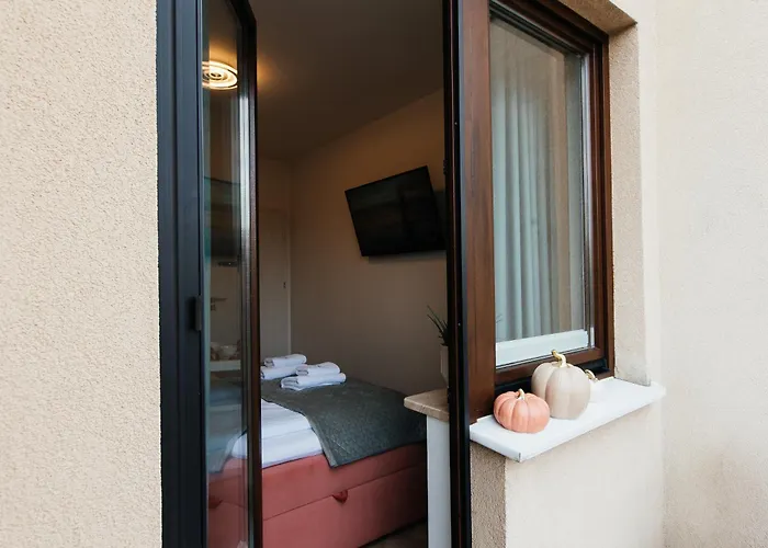 Maya's Flats & 105 - Przestronny Apartamen