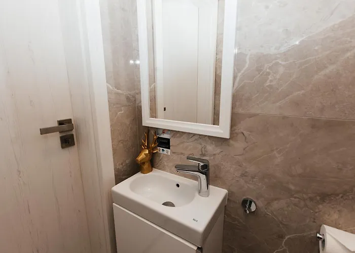 Maya's Flats & 105 - Przestronny Apartamen