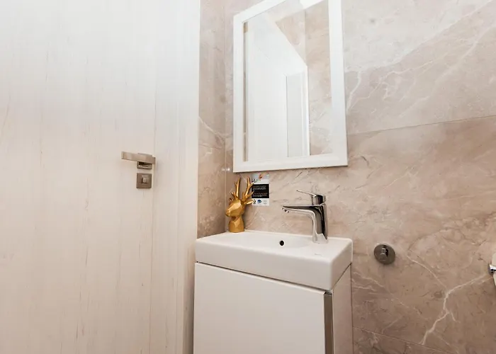 شقة Maya's Flats & 105 - Przestronny Apartamen *